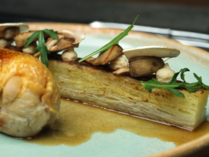 Poulet en sauce au verjus par le chef étoilé Didier Casaguana du restaurant Les Fresques
